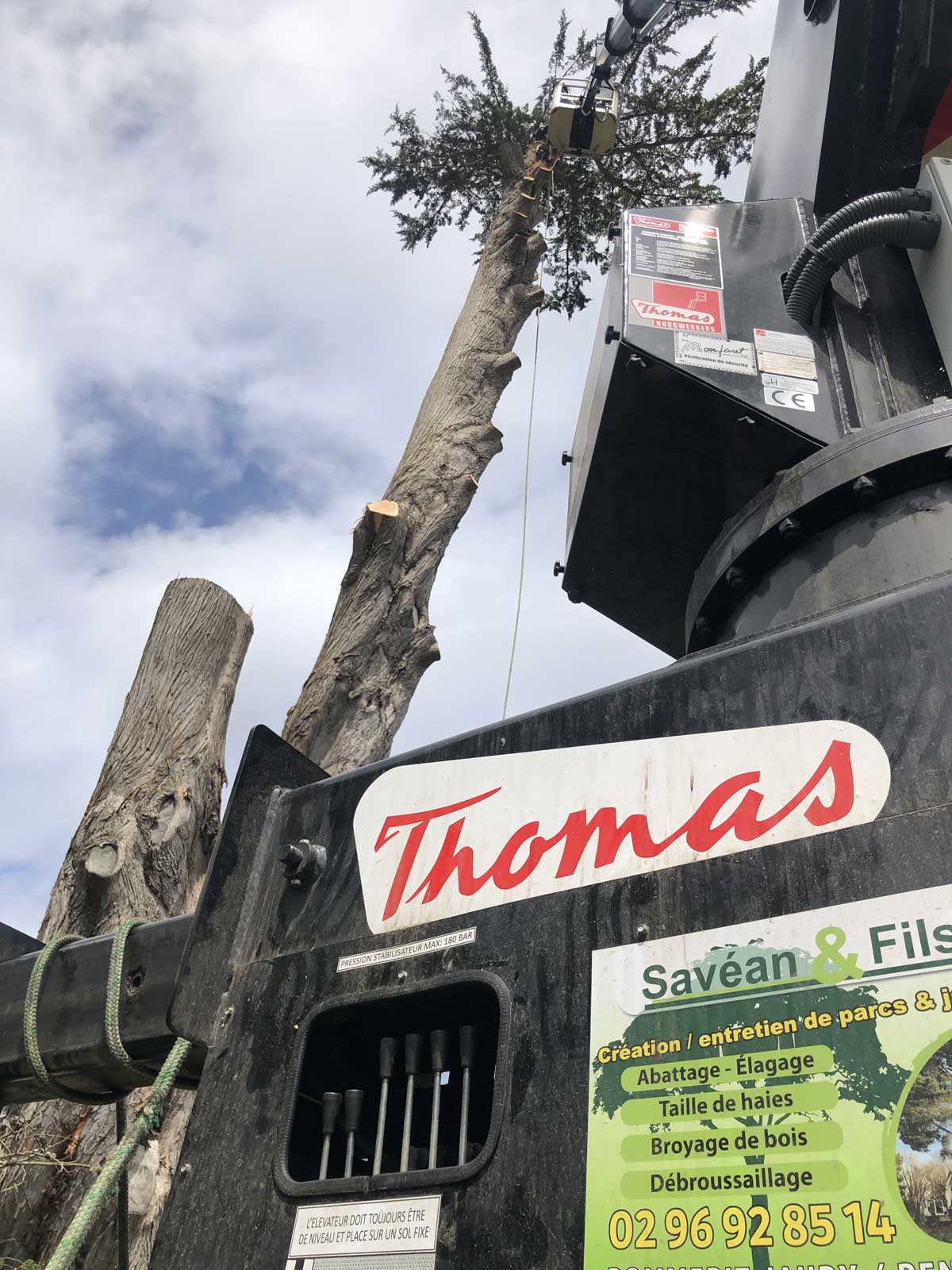 Coupe d'un grand arbre menaçant pour les habitations à Trégastel